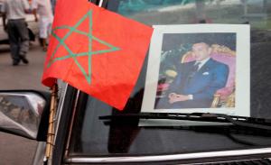 Ein Taxi in Marokko mit der Flagge und dem Bild des Königs Mohammed VI. im Fenster. | Foto: Caron/Flickr/CC BY 2.0