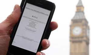 Eine Person hält ein Mobiltelefon mit dem formalen Austrittsgesuch (Art. 50) in der Hand. Daneben zusehen der Big Ben. | Foto: Reuters/Toby Melville