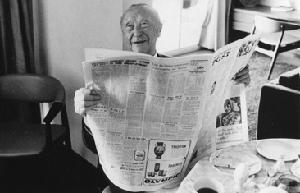 Adenauer liest Zeitung