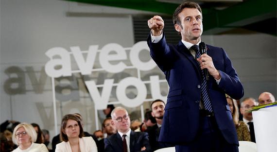 Emmanuel Macron, französischer Präsident und Kandidat für seine Wiederwahl bei den französischen Präsidentschaftswahlen 2022, spricht bei einem Treffen mit Anwohnern in Poissy im Rahmen seiner ersten Wahlkampfveranstaltung, Frankreich, 7. März 2022.