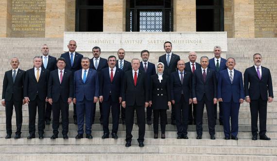 Der türkische Präsident Recep Tayyip Erdogan und die neuen Kabinettsmitglieder
