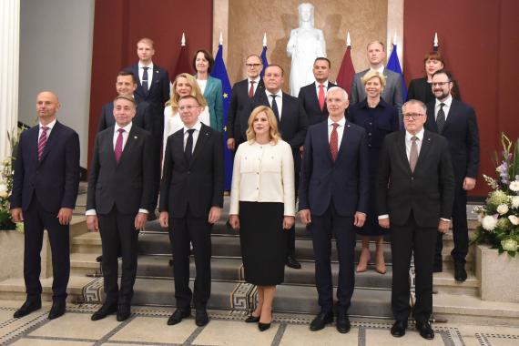 Die neue lettische Ministerpräsidentin Evika Silina (3. v. r., vorne) und ihre Kabinettsmitglieder stellen sich am 15. September 2023 in Riga, Lettland, für ein Gruppenfoto auf.