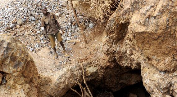 Ein Junge steht vor dem Eingang einer illegalen Goldmine in der Nähe von Kaya in Burkina Faso, aufgenommen 2012.