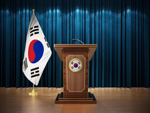 Pressekonferenz mit Flaggen von Südkorea
