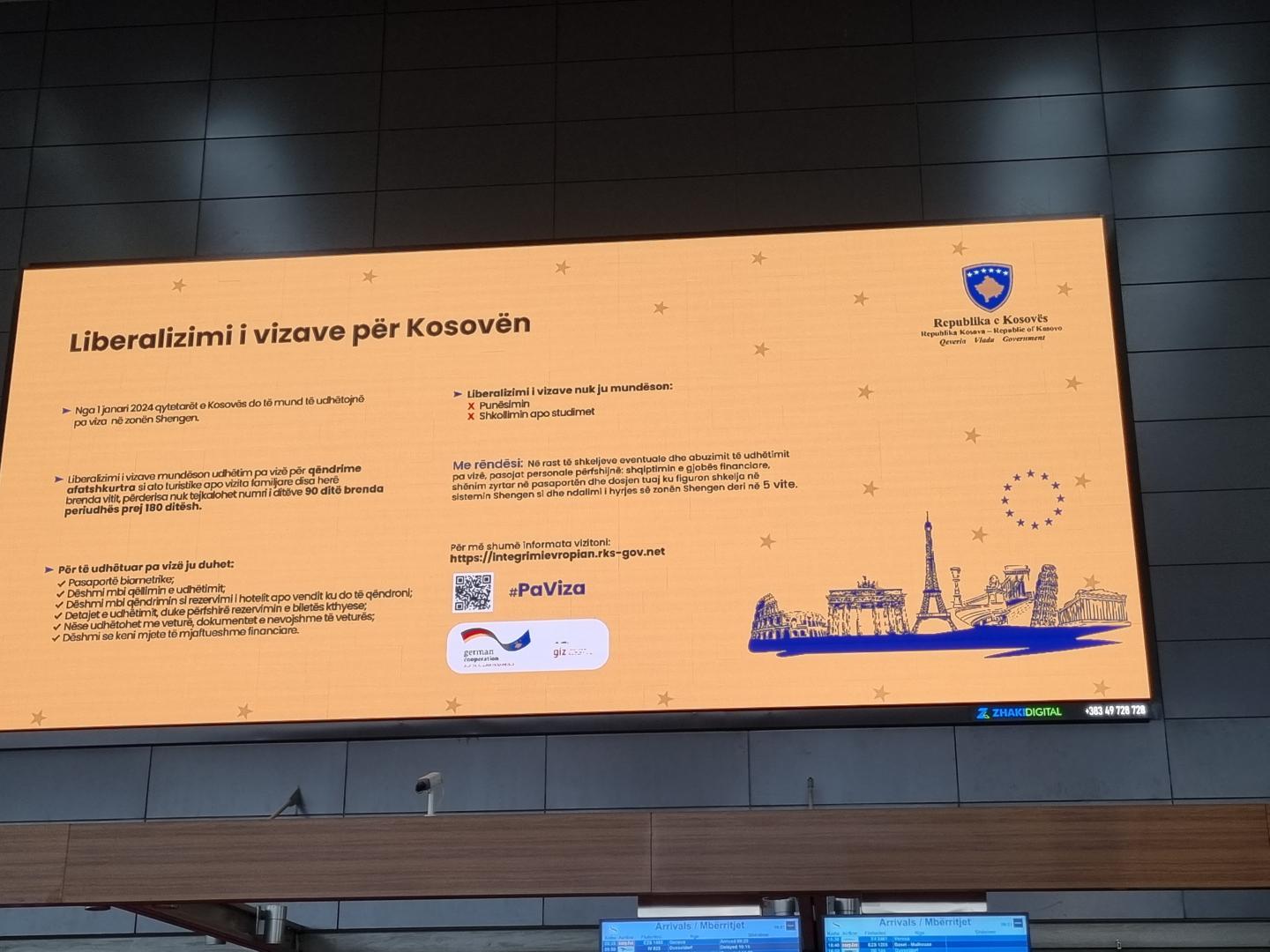 Hinweisscreen am Flughafen Pristina zur bevorstehenden Visaliberalisierung
