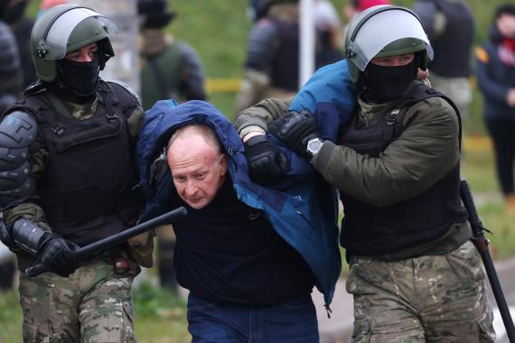 Weißrussicher Demonstrant wird bei Demo abgeführt