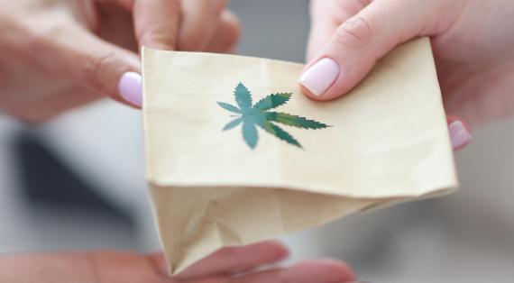 kleines Cannabispäckchen