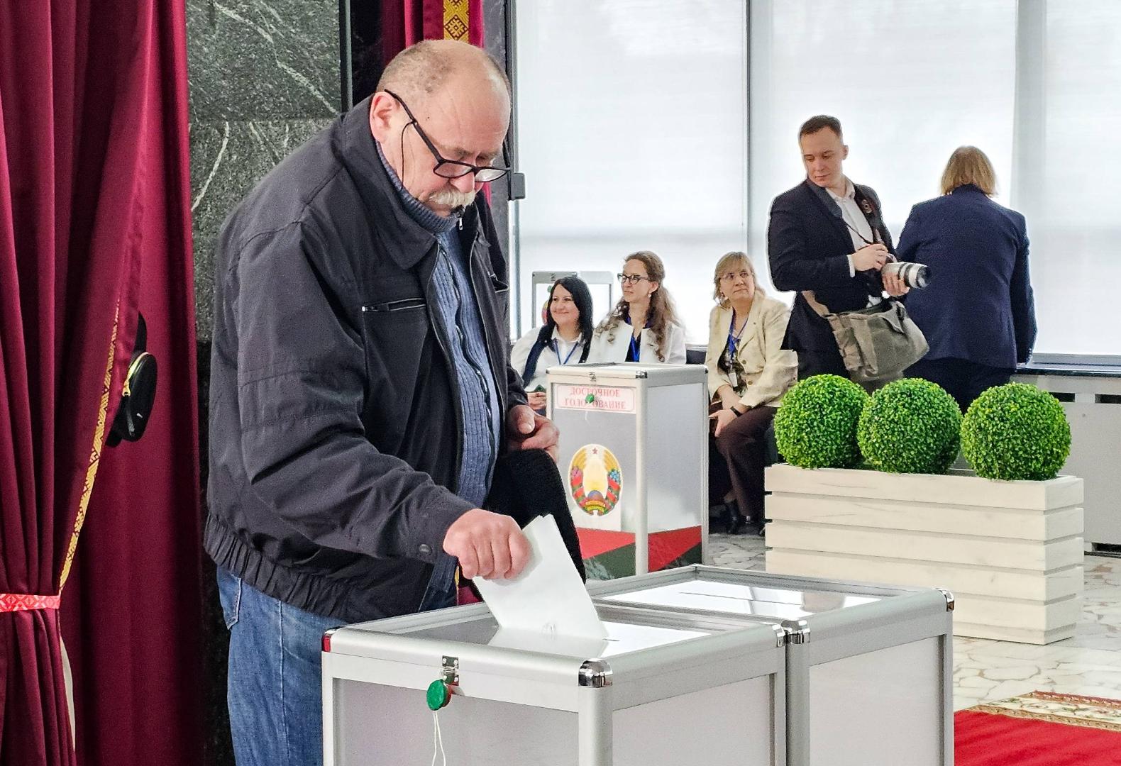 Ein Mann gibt seine Stimme in einem Wahllokal an einem nationalen Einheitswahltag ab