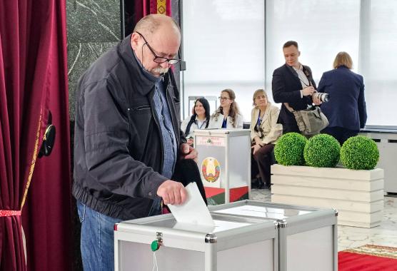 Ein Mann gibt seine Stimme in einem Wahllokal an einem nationalen Einheitswahltag ab