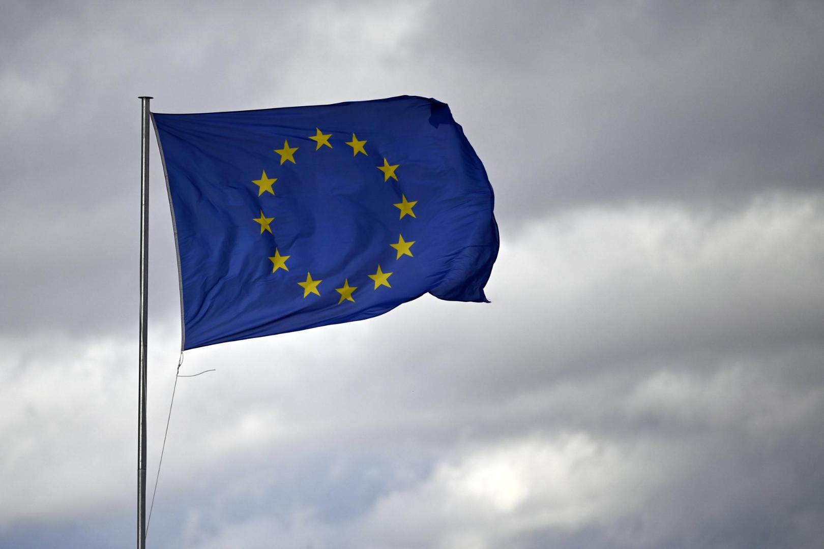 EU Fahne weht im Wind