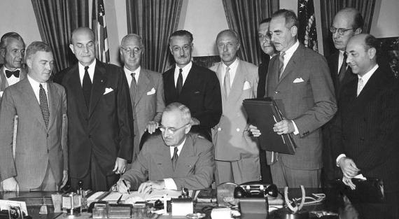 Der unverzichtbare Verbündete: US-Präsident Harry Truman unterzeichnet im August 1949 den Nordatlantikvertrag. Die USA in der NATO zu halten ist für Deutschland und Europa eine der wichtigsten Aufgaben der Gegenwart.