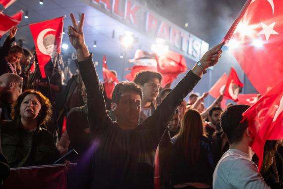 CHP Anhänger feiern den Kommunalwahlensieg