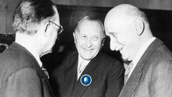 Die drei Initiatoren der europäischen Einigungsbewegung nach 1945, (v.l.) Italiens Ministerpräsident Alcide de Gasperi, der deutsche Bundeskanzler Konrad Adenauer und Frankreichs Außenminister Robert Schuman während einer Sitzung des Europarates in Straßburg im Jahr 1951.